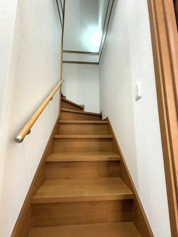 藤井寺市惣社２丁目の中古一戸建のその他|手すりつきの階段。上下階への移動も安心して行えるよう配慮されています。