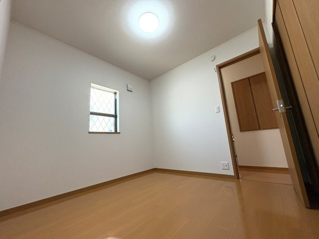 藤井寺市惣社２丁目の中古一戸建の洋室|明るい採光が魅力の洋室。落ち着いた色合いのフローリングで、家具の配置もしやすいシンプルな空間です。