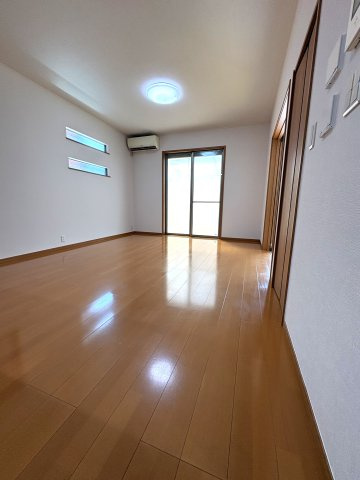 藤井寺市惣社２丁目の中古一戸建の洋室|明るく開放感のある洋室。ゆったりとした広さがあり、家具のレイアウトもしやすいお部屋です。