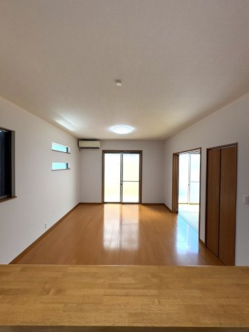 藤井寺市惣社２丁目の中古一戸建の洋室|ゆとりのある洋室で、採光も確保された明るい空間。大きな窓から光が入り、家具の配置もしやすいお部屋です。