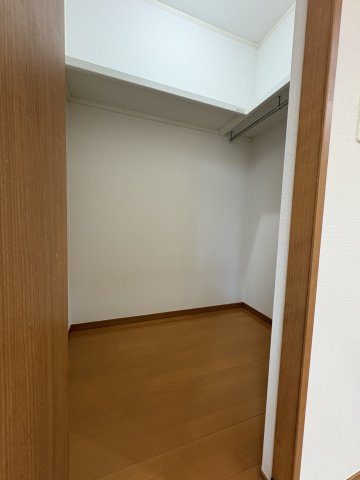 藤井寺市惣社２丁目の中古一戸建の収納|衣類や季節ものなどの収納に便利なウォークインクローゼット。ゆとりのある収納スペースで、居室をすっきりと保てます。
