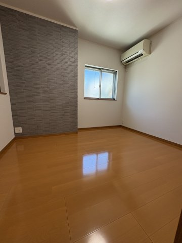 藤井寺市惣社２丁目の中古一戸建の洋室|明るく落ち着いた雰囲気の洋室。真央から自然光が入り、ゆったりとした空間で家具の配置もしやすいお部屋です。
