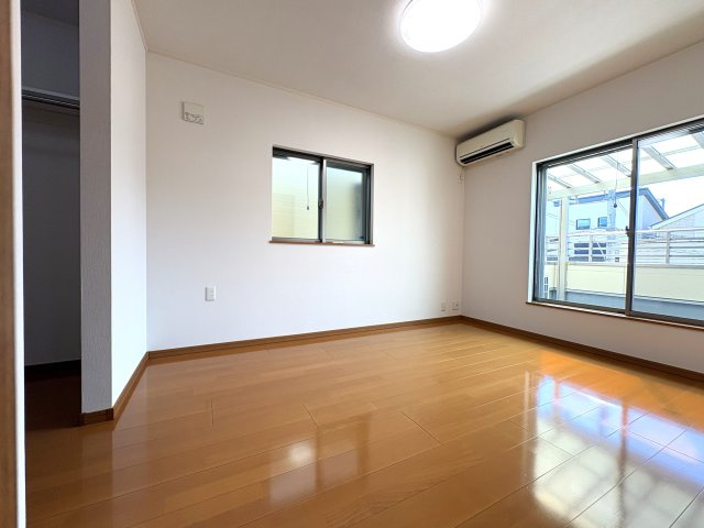 藤井寺市惣社２丁目の中古一戸建のその他|バルコニーに面した明るい洋室。２面に窓があり、光を取り込みやすい開放感のあるお部屋です。