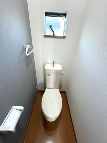 藤井寺市惣社２丁目の中古一戸建のトイレ|手洗いつきのトイレ。小窓があり、換気にも配慮された明るい空間です。