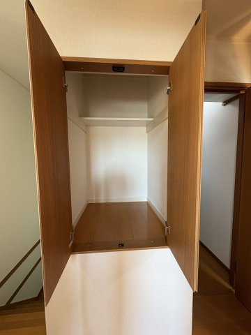 藤井寺市惣社２丁目の中古一戸建の収納|ハンガーパイプと棚を備えた収納スペース。衣類や小物をまとめて収納できます。