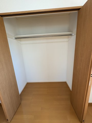 藤井寺市惣社２丁目の中古一戸建の収納|ハンガーパイプ付きのクローゼット。衣類をかけて収納でき、使いやすい収納スペースです。