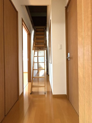 藤井寺市惣社２丁目の中古一戸建の収納|はしごを上がると屋根裏収納庫へつながります。