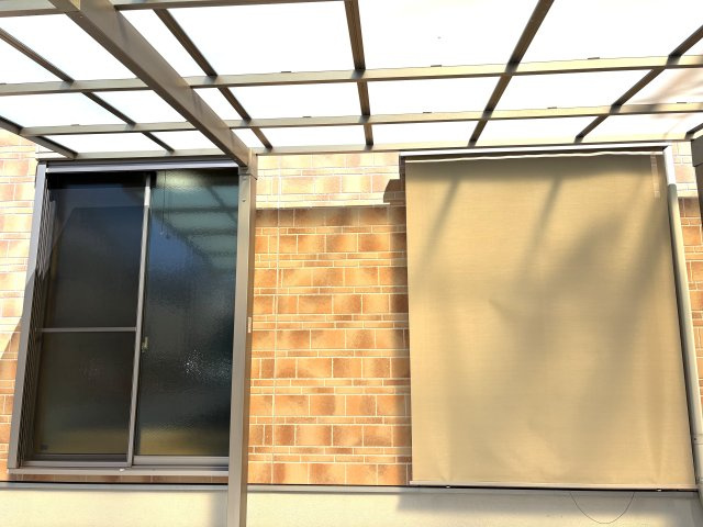藤井寺市惣社２丁目の中古一戸建のその他|カーポートの下からリビング側を望む外観。住まいの様子がうかがえる一枚です。うれしいシェードつき。