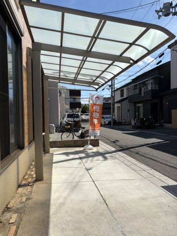 藤井寺市惣社２丁目の中古一戸建の駐車場|カーポート付きの駐車場です。