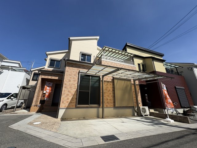 藤井寺市惣社２丁目の中古一戸建の外観|レンガ調の外壁が目を引く、落ち着いた色合いと温かみのあるデザインが魅力的な４ＬＤＫ住宅です。