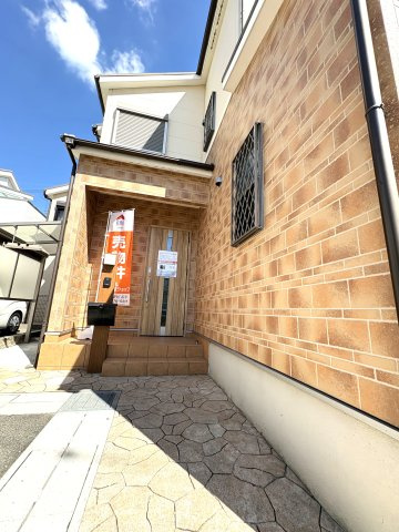 藤井寺市惣社２丁目の中古一戸建の外観|青空に映える外観。レンガ調の外壁が印象的な、落ち着いた雰囲気の住まいです。前面道路から建物全体の様子をご確認いただけます。
