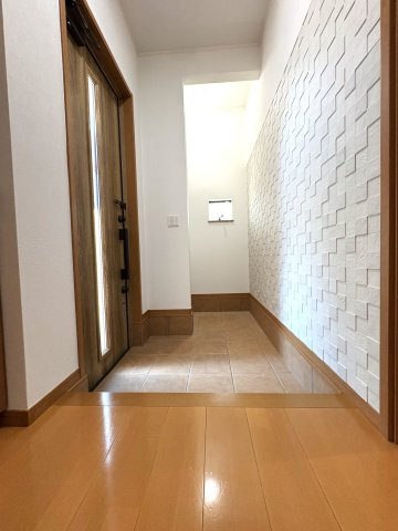 藤井寺市惣社２丁目の中古一戸建の玄関|明るく開放感のある玄関ホール。ゆとりのある空間で、すっきりとした印象のエントランスです。