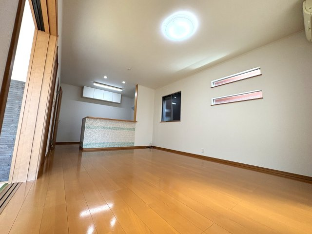 藤井寺市惣社２丁目の中古一戸建の居間・リビング|明るく開放感のあるＬＤＫ。広々とした空間で、家具の配置もしやすく、家族がゆったり過ごせる住空間です。