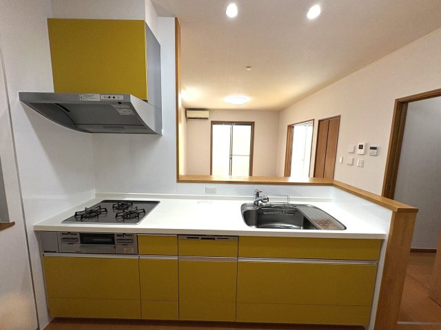 藤井寺市惣社２丁目の中古一戸建のキッチン|キッチンからＬＤＫ全体を見渡せる開放的な間取り。リビングで過ごす家族の様子を見ながら家事ができます。