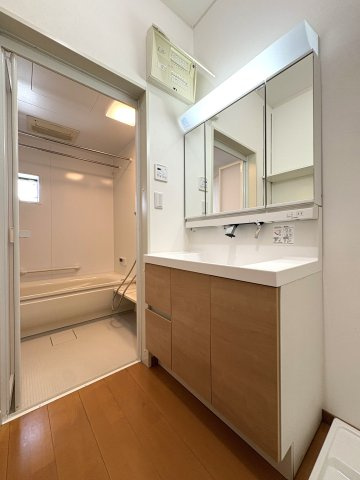 藤井寺市惣社２丁目の中古一戸建の洗面所|洗面化粧台を備えた脱衣所。浴室へもつながる使い勝手の良い水まわりです。