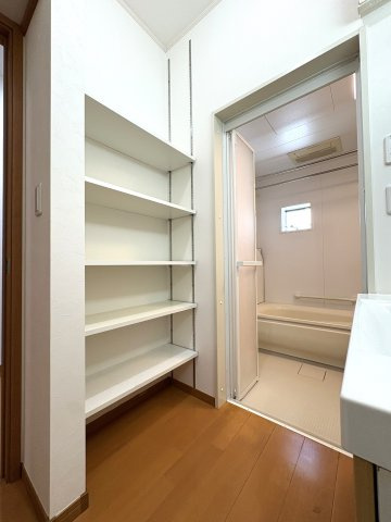 藤井寺市惣社２丁目の中古一戸建の脱衣所|洗面化粧台を備えた脱衣所。浴室へもつながる使い勝手の良い水まわりです。