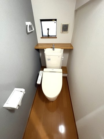 藤井寺市惣社２丁目の中古一戸建のトイレ|手洗い付きのトイレ。小窓と換気設備を備え、明るく清潔感のある空間です。