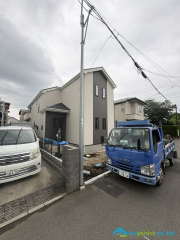 藤沢市大鋸　新築戸建　全1棟の前面道路含む現地写真