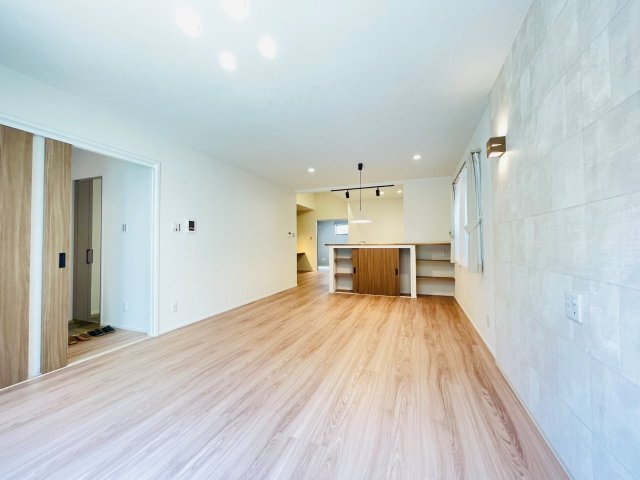 岡崎市上地6丁目　新築分譲住宅　全5棟　5号棟の居間・リビング|どこにいても家族の顔が見える、明るく開放的なLDK。