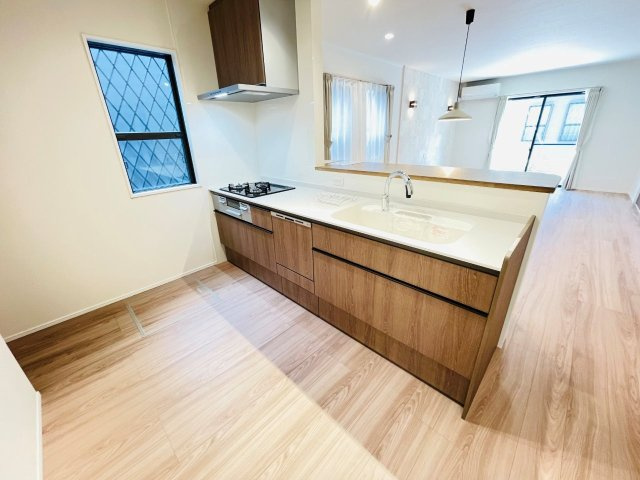 岡崎市上地6丁目　新築分譲住宅　全5棟　5号棟のキッチン|広いシステムキッチンでお子様と一緒にお料理もできます。