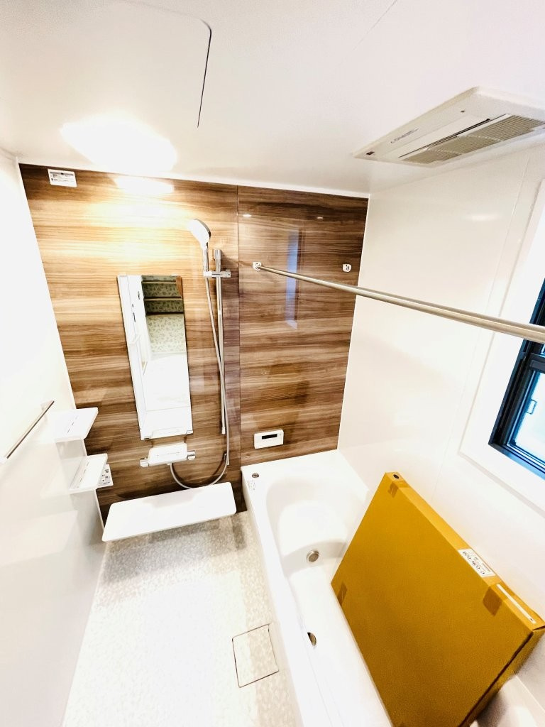 岡崎市上地6丁目　新築分譲住宅　全5棟　5号棟の浴室|１坪タイプのユニットバス！浴槽は断熱材入りでお湯が冷めにくいです♪浴室乾燥機で梅雨の時期は洗濯物を乾かせます！