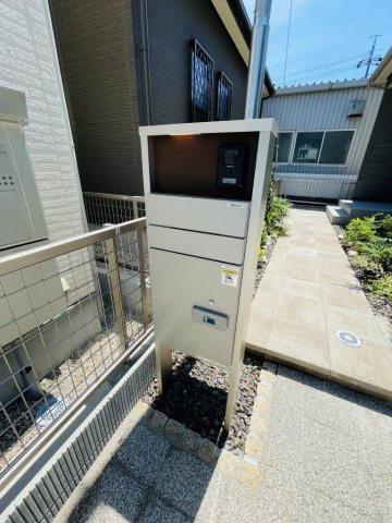 岡崎市上地6丁目　新築分譲住宅　全5棟　5号棟のその他|宅配ボックス付きなので、留守でも荷物を受け取ることができ便利です。