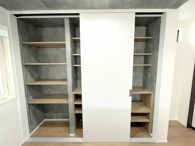 【キッチン】 | ふじみ野市福岡中央2丁目　新築一戸建住宅　全1棟　(ふじみ野店) | たっぷり収納サイズの造作食器棚、キッチングッズや食品の収納に大変便利です。
