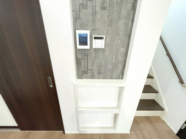 【設備】 | ふじみ野市福岡中央2丁目　新築一戸建住宅　全1棟　(ふじみ野店) | リビングからTVインターホンやお風呂の操作をできます。マガジンラックもついており、本の収納に便利です。