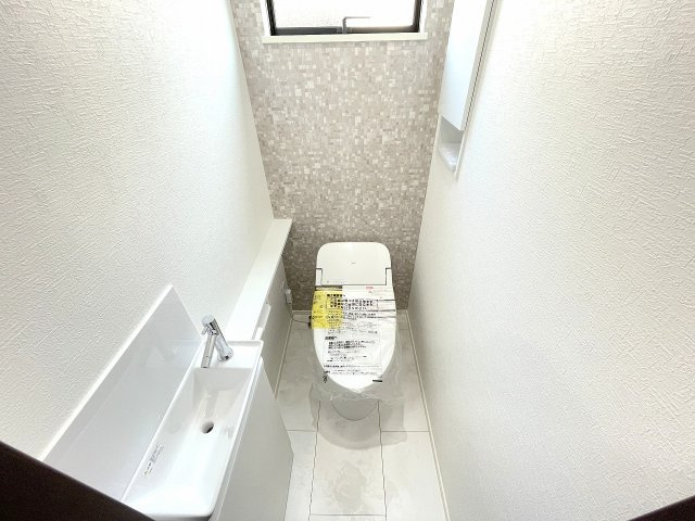 【トイレ】 | ふじみ野市福岡中央2丁目　新築一戸建住宅　全1棟　(ふじみ野店) | 1階トイレ：オート開閉機能付きの節水型ローシルエットトイレ、洗面や収納もあり便利です。