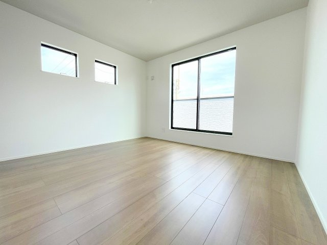 【洋室】 | ふじみ野市福岡中央2丁目　新築一戸建住宅　全1棟　(ふじみ野店) | 洋室8.8帖：広々サイズの洋室、バルコニーに面しており3面採光のため開放感があり日当たり・風通し良好な空間です。