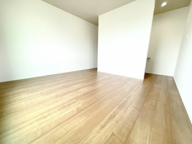 【洋室】 | ふじみ野市福岡中央2丁目　新築一戸建住宅　全1棟　(ふじみ野店) | 洋室8.8帖：広々サイズの洋室、バルコニーに面しており3面採光のため開放感があり日当たり・風通し良好な空間です。