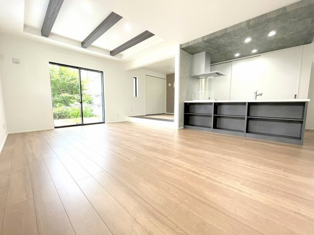 【居間・リビング】 | ふじみ野市福岡中央2丁目　新築一戸建住宅　全1棟　(ふじみ野店) | 駐車2台可！3面採光・折り上げ天井の開放感と小上がり和室で和やかな雰囲気のLDK18.5帖。