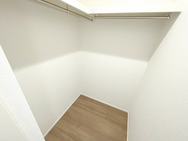 【収納】 | ふじみ野市福岡中央2丁目　新築一戸建住宅　全1棟　(ふじみ野店) | 洋室8.8帖：ウォークインクローゼットはハンガーパイプが2か所あり収納がはかどります。