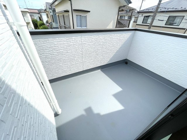 【バルコニー】 | ふじみ野市福岡中央2丁目　新築一戸建住宅　全1棟　(ふじみ野店) | 広々スペースのバルコニー、南に面している明るいバルコニーです。