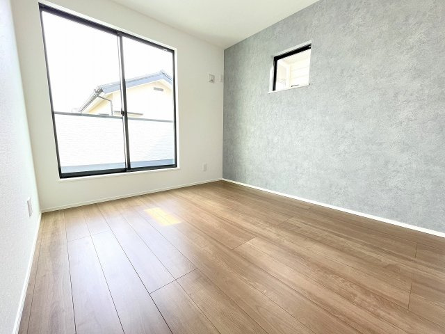 【洋室】 | ふじみ野市福岡中央2丁目　新築一戸建住宅　全1棟　(ふじみ野店) | 南側洋室5.5帖：バルコニーに面した日当たり・風通し良好なお部屋、アクセントクロスがポイントです。