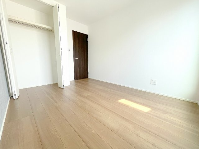 【洋室】 | ふじみ野市福岡中央2丁目　新築一戸建住宅　全1棟　(ふじみ野店) | 南側洋室5.5帖：バルコニーに面した日当たり・風通し良好なお部屋、アクセントクロスがポイントです。