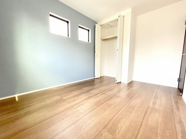 【洋室】 | ふじみ野市福岡中央2丁目　新築一戸建住宅　全1棟　(ふじみ野店) | 北側洋室5.5帖：2面採光のお部屋、アクセントクロスがポイントです。