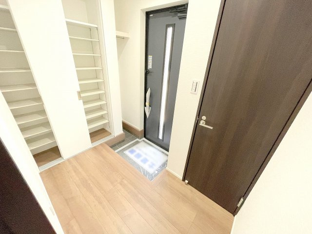 【玄関】 | ふじみ野市福岡中央2丁目　新築一戸建住宅　全1棟　(ふじみ野店) | 大容量収納のシューズボックス、玄関周りがすっきり片付きます。