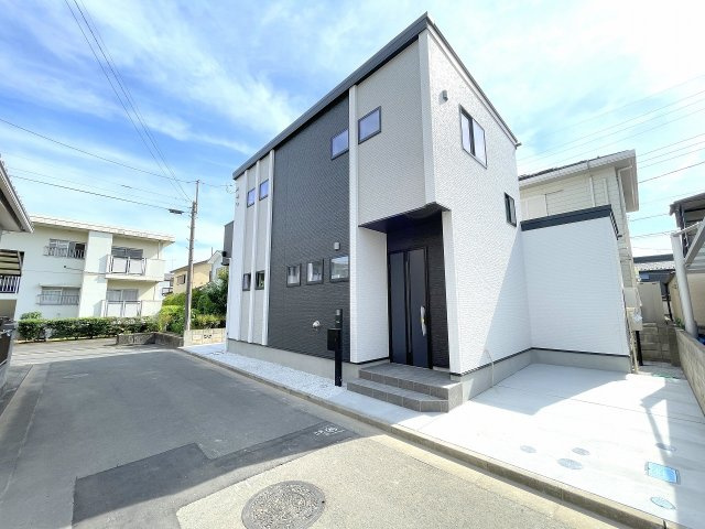 【前面道路含む現地写真】 | ふじみ野市福岡中央2丁目　新築一戸建住宅　全1棟　(ふじみ野店) | カースペースは間口が広く駐車ラクラク！小学校徒歩13分、中学校7分、スーパー・コンビニ徒歩7分、ショッピングモール徒歩14分の充実した周辺環境。