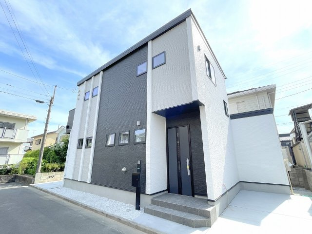 【外観】 | ふじみ野市福岡中央2丁目　新築一戸建住宅　全1棟　(ふじみ野店) | 閑静な住宅街に佇む邸宅、東武東上線「上福岡」駅徒歩8分。小中学校、スーパー、コンビニ、ショッピングモール徒歩圏内の充実した周辺環境。