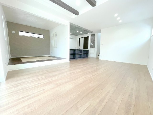 【居間・リビング】 | ふじみ野市福岡中央2丁目　新築一戸建住宅　全1棟　(ふじみ野店) | 3面採光・折り上げ天井の開放感と小上がり和室で和やかな雰囲気のLDK18.5帖。