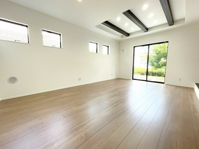 【居間・リビング】 | ふじみ野市福岡中央2丁目　新築一戸建住宅　全1棟　(ふじみ野店) | 3面採光・折り上げ天井の開放感と小上がり和室で和やかな雰囲気のLDK18.5帖。