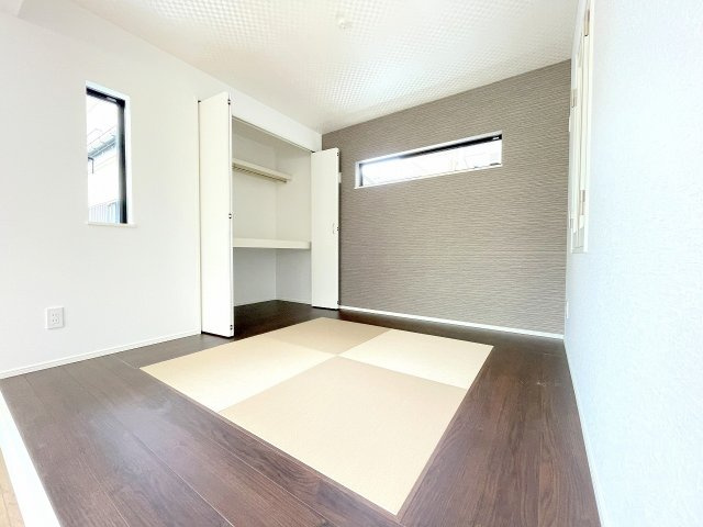 【居間・リビング】 | ふじみ野市福岡中央2丁目　新築一戸建住宅　全1棟　(ふじみ野店) | 和やかな雰囲気の小上がり和室はお茶の間やキッズルームとして使えます。クローゼット付きでリビングがすっきり片付きます。