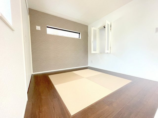 【居間・リビング】 | ふじみ野市福岡中央2丁目　新築一戸建住宅　全1棟　(ふじみ野店) | 右側の扉からキッチンを見渡せます。
