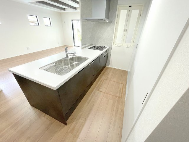 【キッチン】 | ふじみ野市福岡中央2丁目　新築一戸建住宅　全1棟　(ふじみ野店) | 開放感あるフルフラットキチンは家族を見渡せることができ、コミュニケーションが深まります。