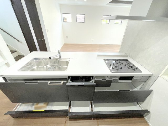 【キッチン】 | ふじみ野市福岡中央2丁目　新築一戸建住宅　全1棟　(ふじみ野店) | 食器洗浄機付き、浄水器付き、収納機能豊富なシステムキッチン。