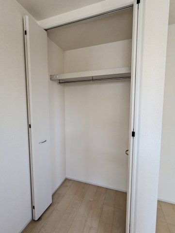 水戸市堀町　第23の収納|衣類だけでなく、小物も上の棚に収納できて大変便利です！