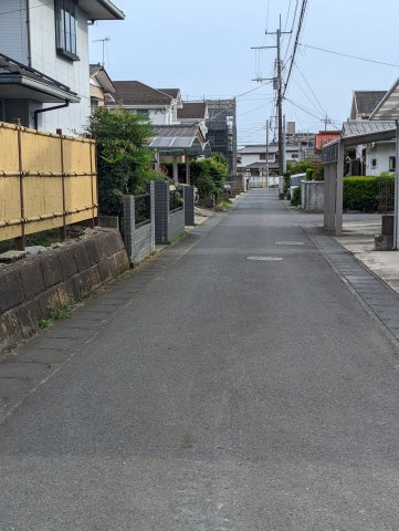 水戸市堀町　第23の内装|窓付きの階段は明るく、手すり付きで小さなお子様でも安心です
