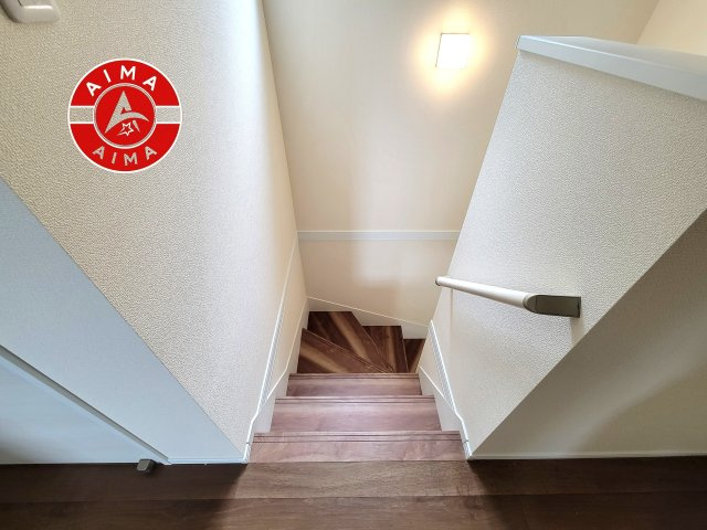 那珂川市山田第1-2棟（1号棟）の内装|＜手すり付階段＞手すりがないと階段の昇り降りで危険なことはもちろん、壁に手をつきながら歩くことで壁紙が汚れやすくなります。すべての方に快適に昇り降りしていただくため、手すりを設置しました。