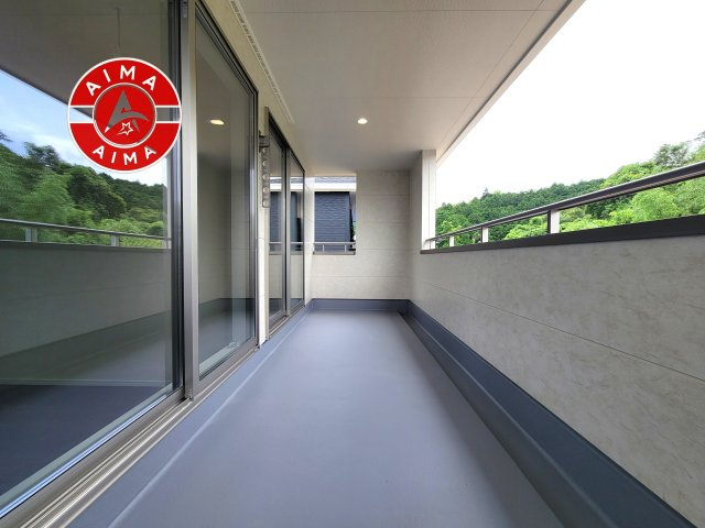 那珂川市山田第1-2棟（1号棟）のバルコニー|風をしっかりと感じられるバルコニーでは、毎日が洗濯日和です。広々としているので洗濯も楽しくなるでしょうし、気分転換にバルコニーからの眺めを楽しむのもいいでしょう。